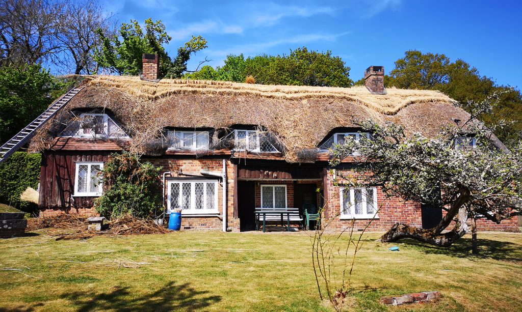 Straw Roof Thatching Services Hampshire, Thatch Roofing UK